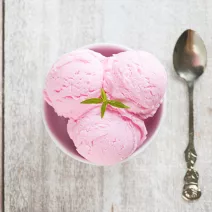 Domači zamrznjeni jogurt z šipkom