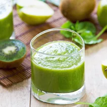Smoothie iz zelenega jabolka in koprive z amlo za začetek jutra