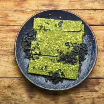 Domači čips z algami in spirulino