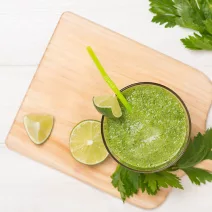 Lime matcha smoothie z avokadom