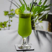 Brezalkoholni mojito iz pšenične trave