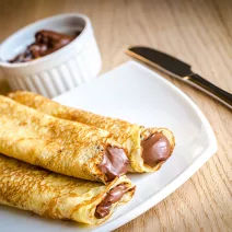 Brezglutenske tapiokine palačinke z domačo čokoladno kremo