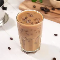 Ledeno kava z datlji (brez dodanega sladkorja)