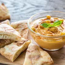 Kremni humus s korenino mace