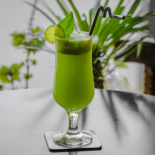 Brezalkoholni mojito iz pšenične trave