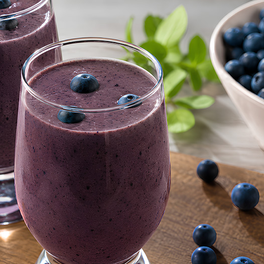Pomirjujoč smoothie s tulsijem in borovnicami